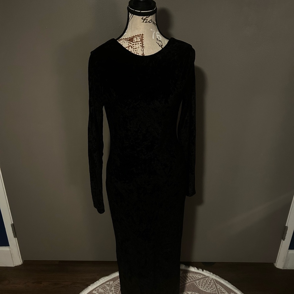 Elegant Black Velvet Long Sleeve Dress - Picture 2 of 3